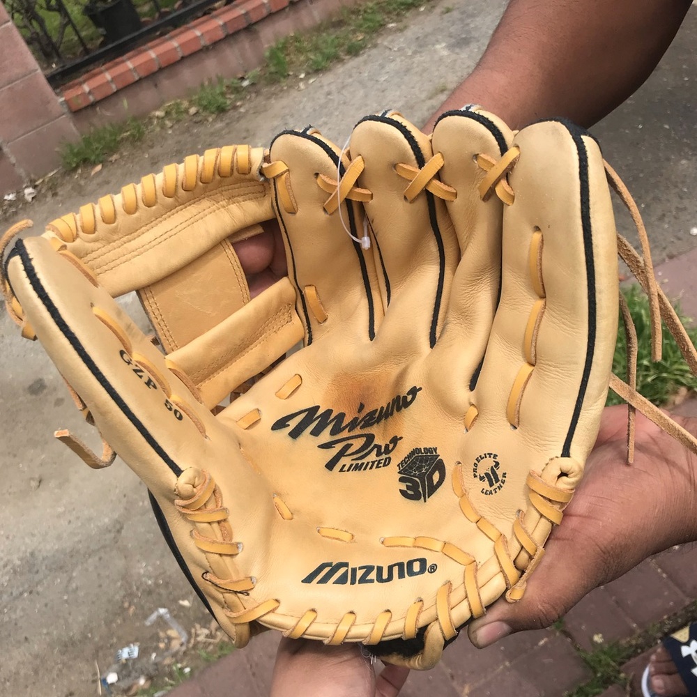 MIZUNO BASEBALL GLOVE